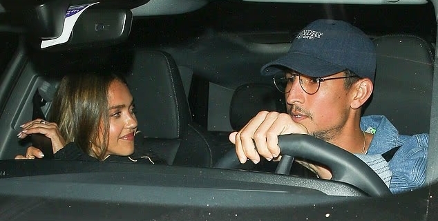 Jessica Alba Ketahuan Mesra dengan Danny Ramirez di Depan Rumah