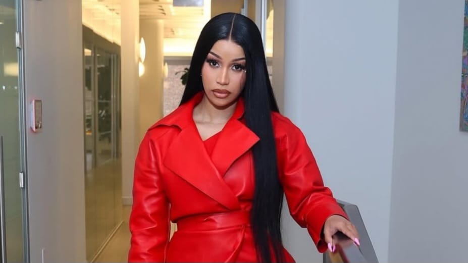 Cardi B Digugat Gegara Insiden Lempar Mikrofon ke Penonton