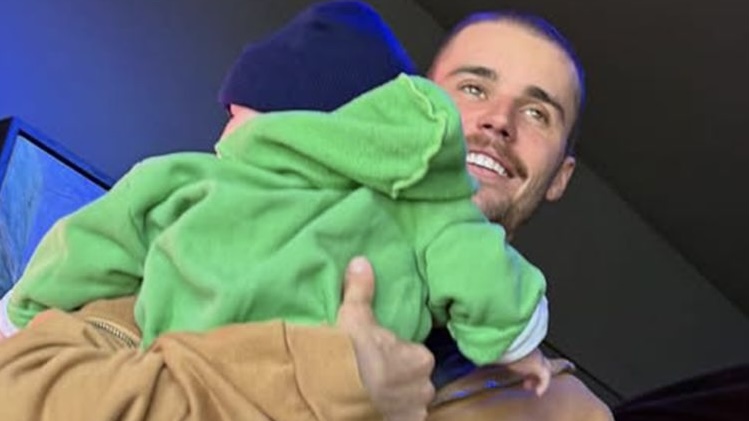 Momen Justin Bieber Kenalkan Musik ke Anak Sejak Dini