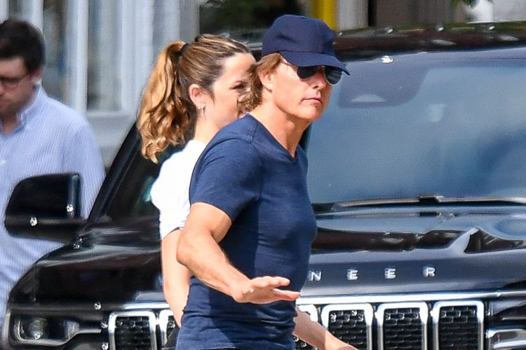 Tom Cruise dan Ana de Armas Gandengan Saat Liburan di Vermont