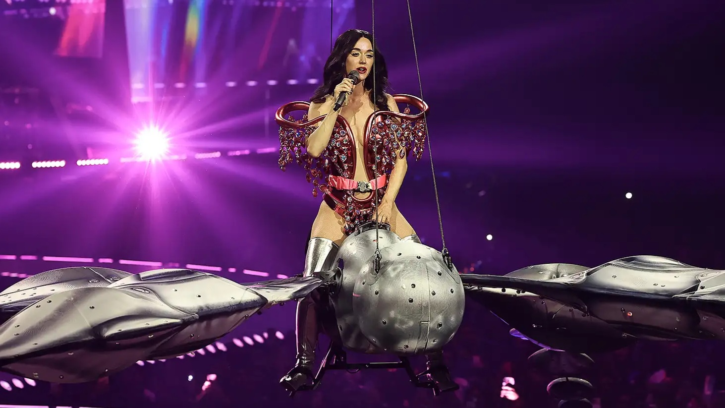 Ngeri, Katy Perry Nyaris Jatuh dari Properti Kupu-kupu Terbang Saat Konser