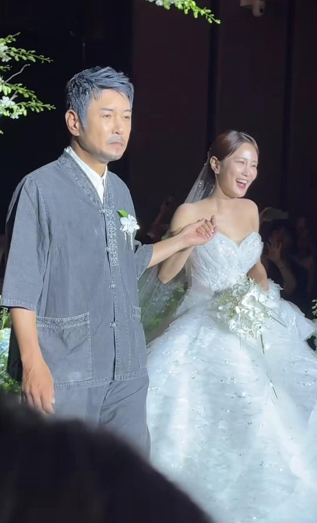 Kim Dae Hee mendampingi Kim Ji Min berjalan di altar. Foto: Dok. Instagram @parksungkwang_22