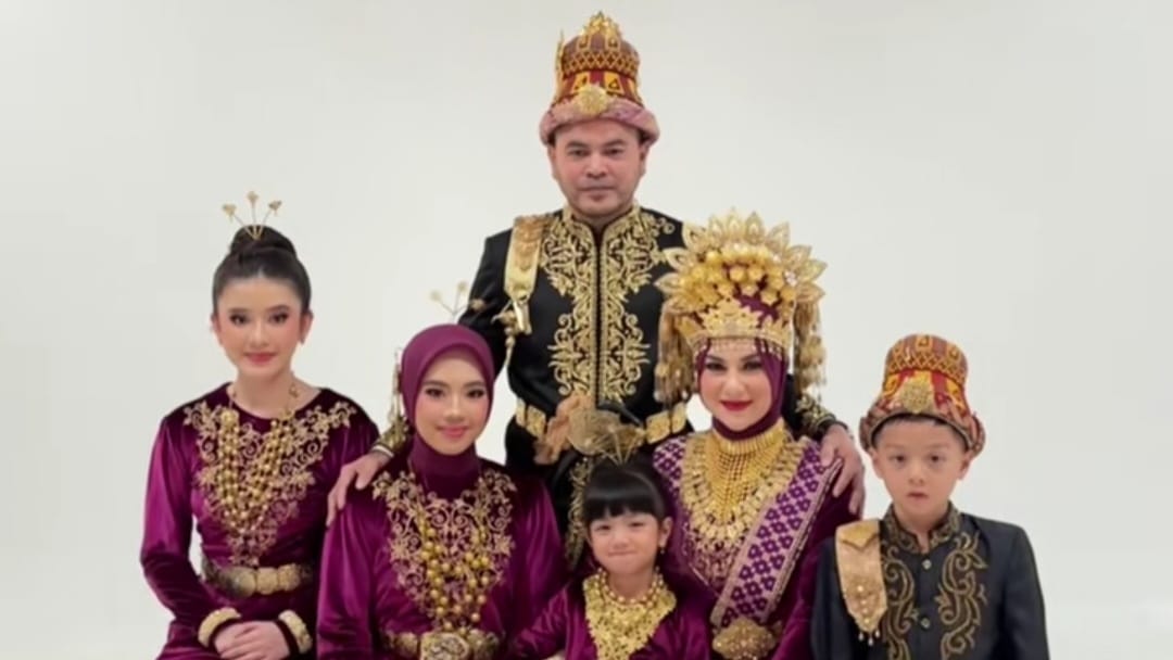 Intip Foto Keluarga Irish Bella Pakai Busana Adat Aceh
