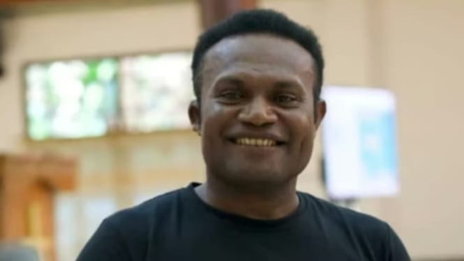 Kisah Demianus Dike, Pria asal Papua yang Dijuluki ‘Manusia Pembalut’
