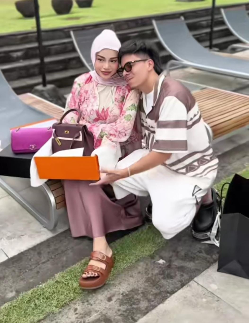 Dua hadiah tas dari Atta untuk Aurel. Foto: Dok. TikTok @attahalilintar
