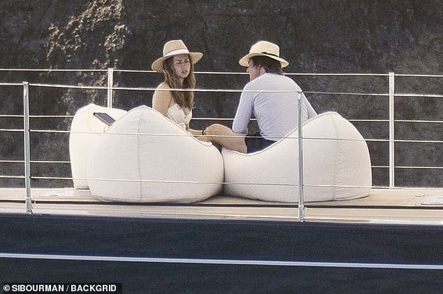 Ana meletakkan tangannya di kaki Tom. Foto: Dok. Daily Mail