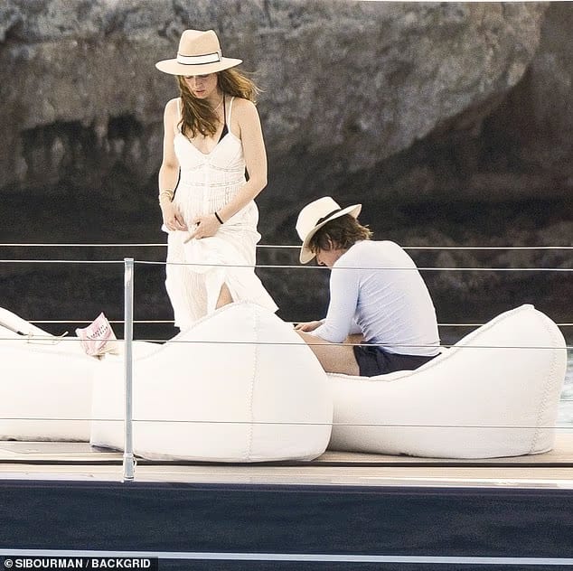 Tom dan Ana liburan bersama di Spanyol. Foto: Dok. Daily Mail