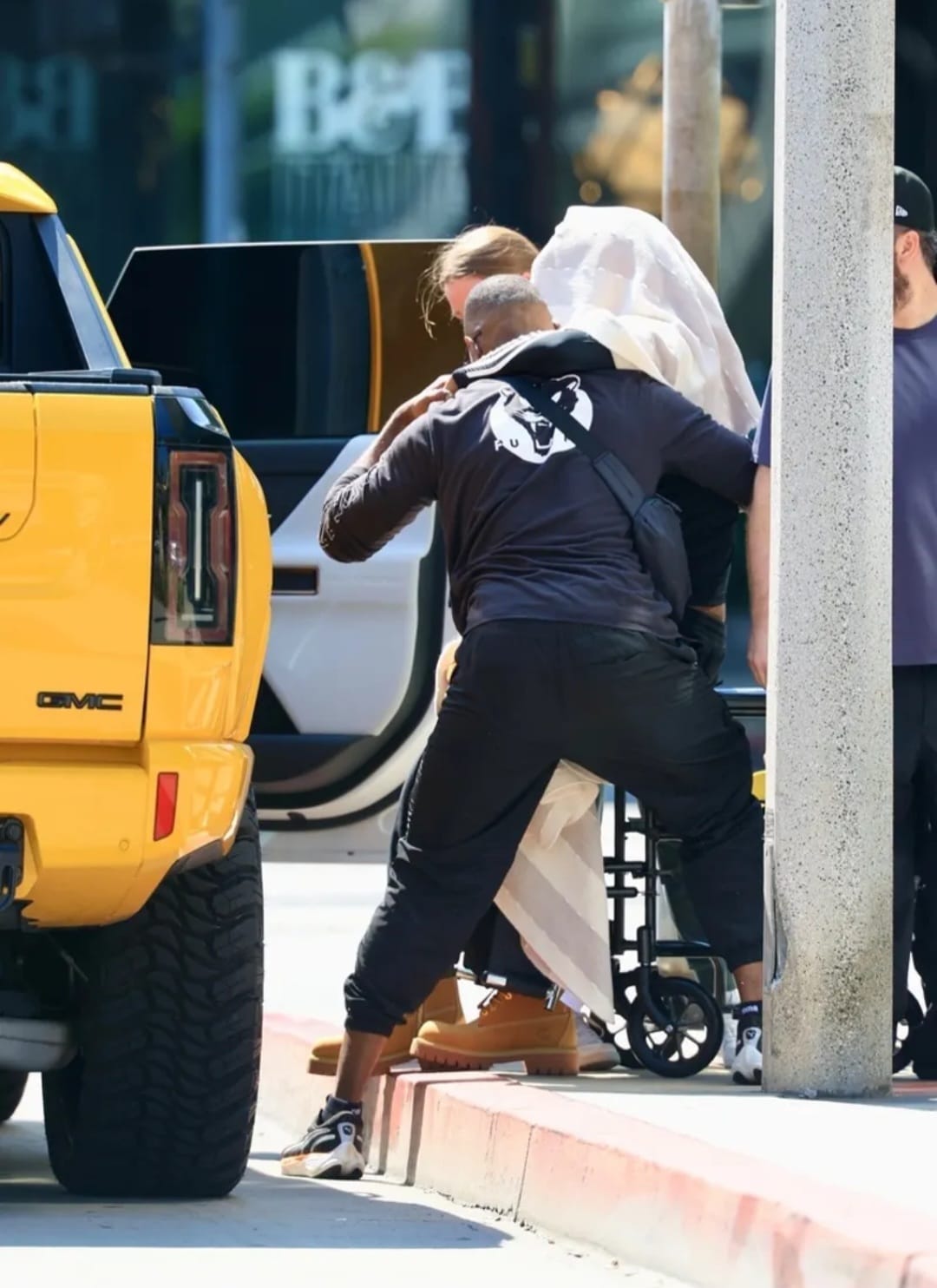 Rocky dibopong pengawal untuk masuk ke mobil. Foto: Dok. TMZ