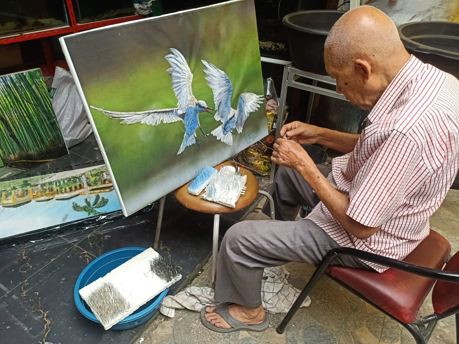 Profesor Amri Amir saat membuat lukisan. Foto: Dok. Padnya/Nyata