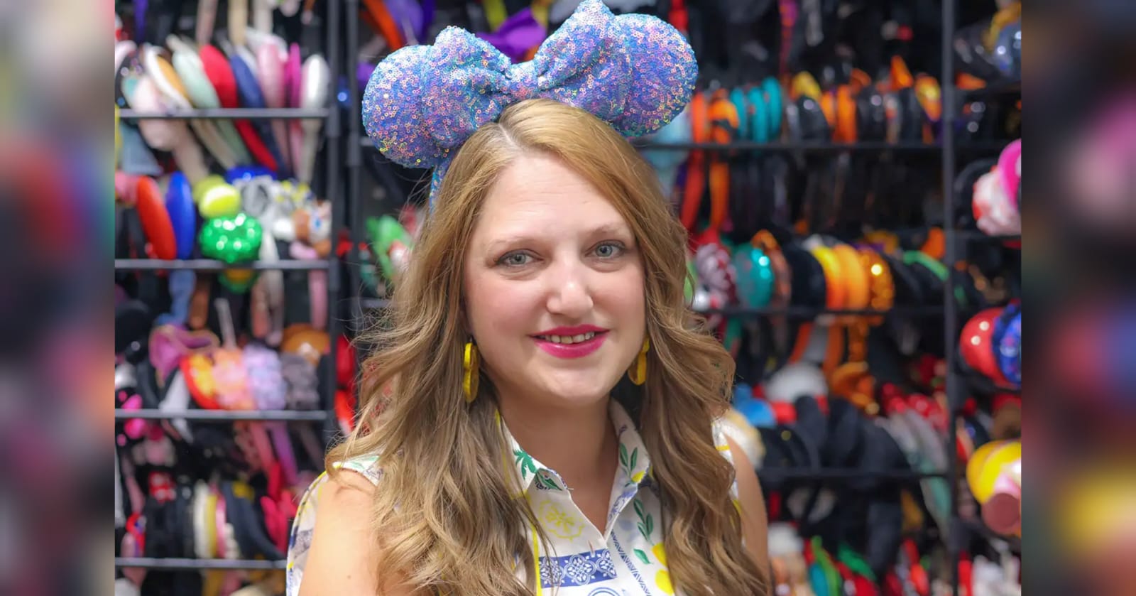 Wanita ini Koleksi 1.700 Bando Mickey dan Minnie Mouse