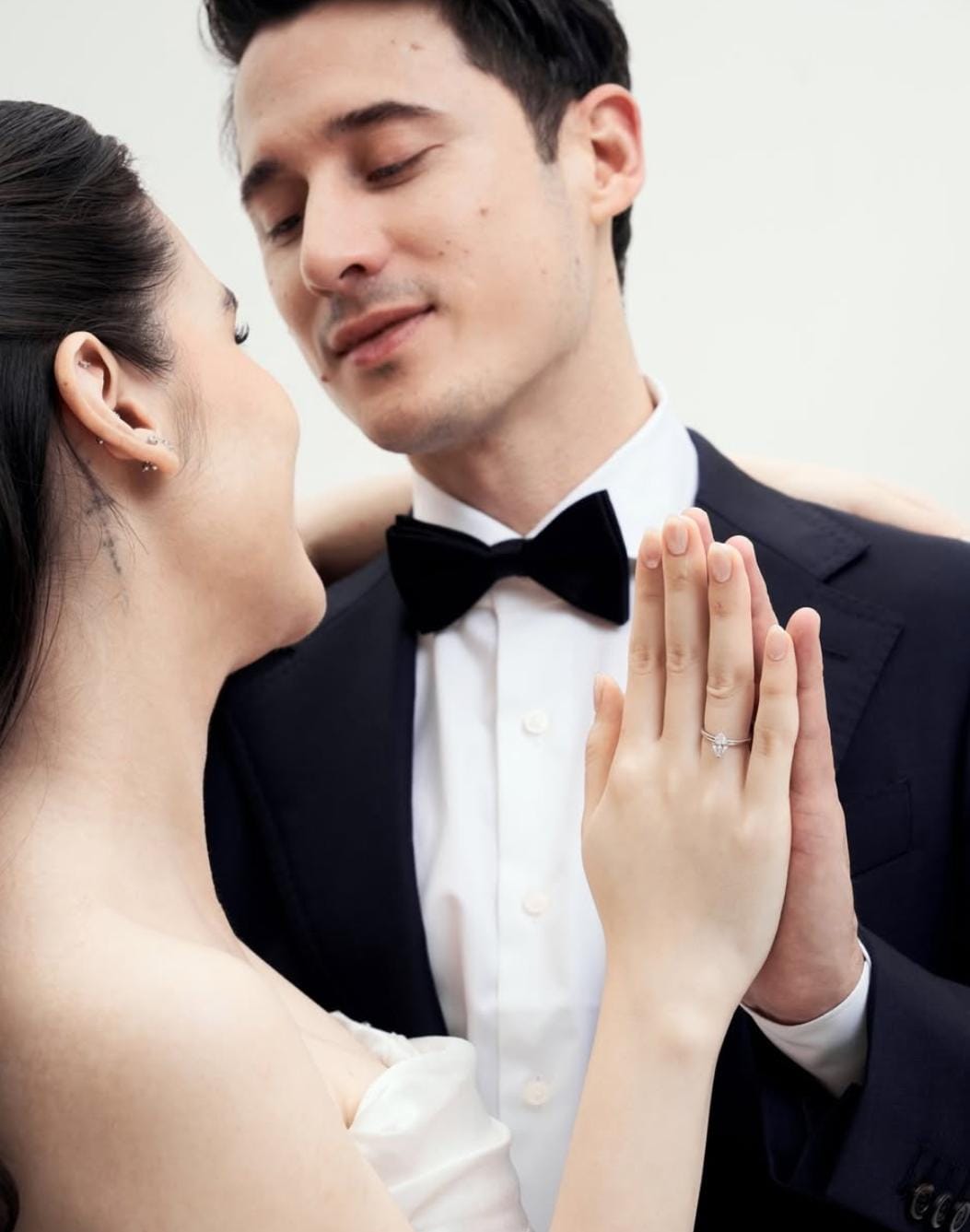 Steffi memakai cincin di jari manis. Foto: Dok. Instagram @steffizamoraaa