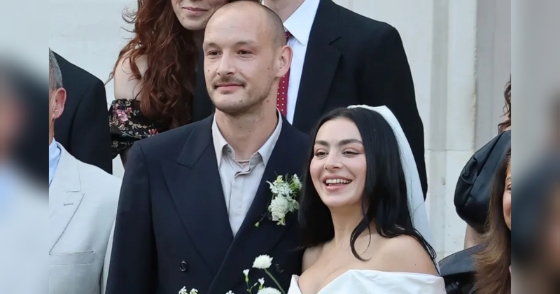 3 Tahun Pacaran, Charli XCX Menikah dengan Drummer The 1975