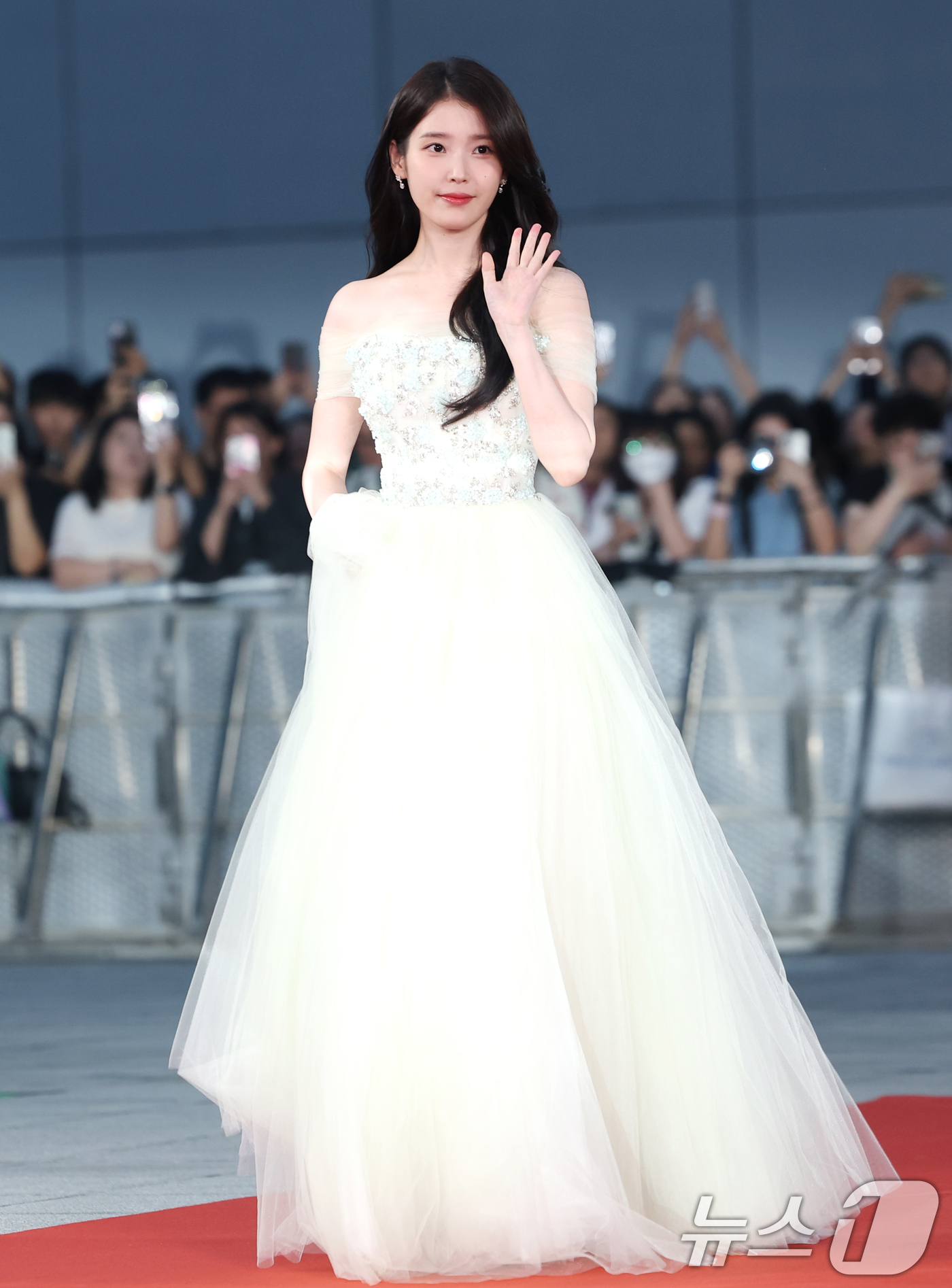 IU melenggang di red carpet. Foto: Dok. News1
