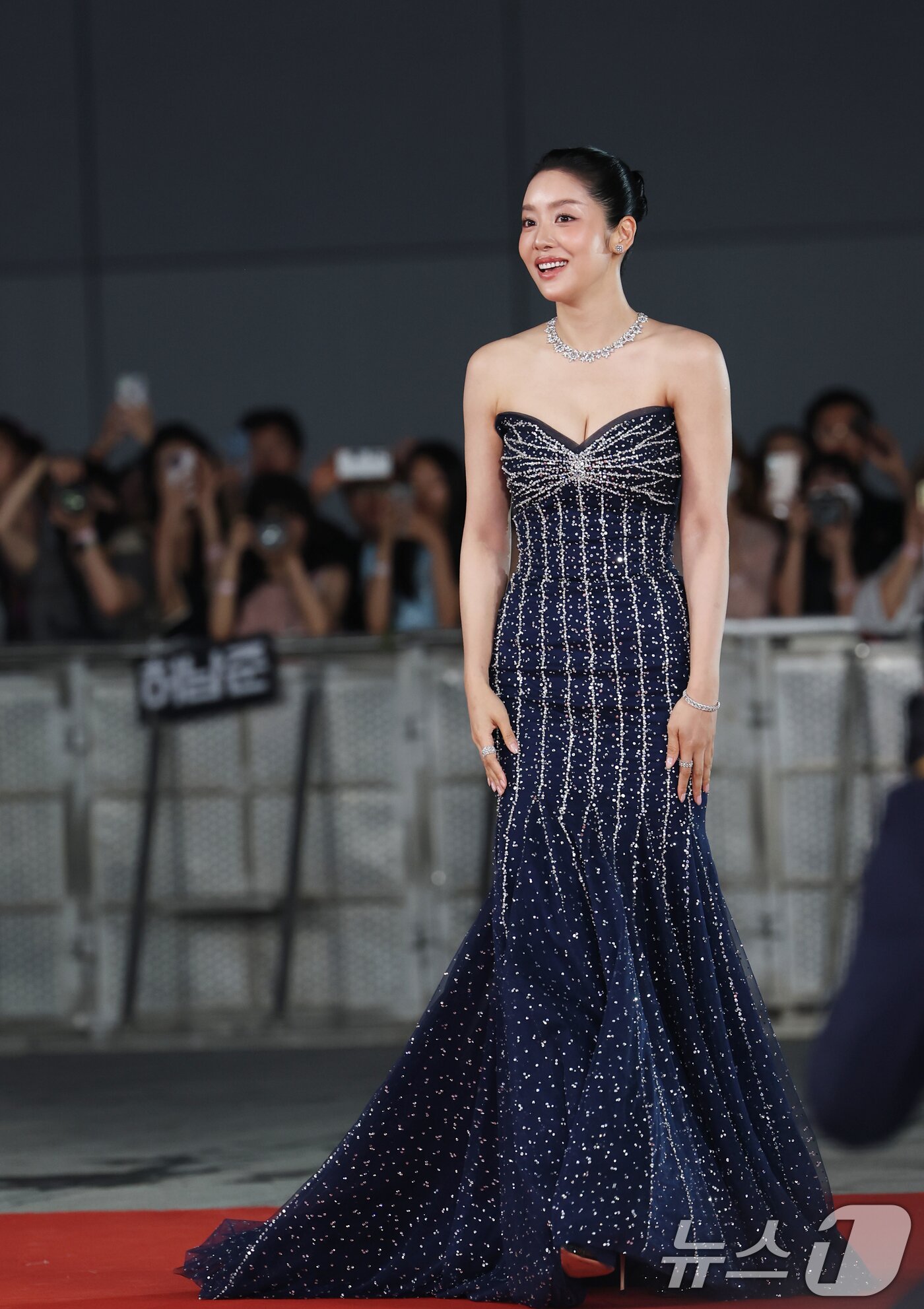 Cha Joo Young di red carpet Blue Dragon Series Awards 2025. Foto: Dok. News1
