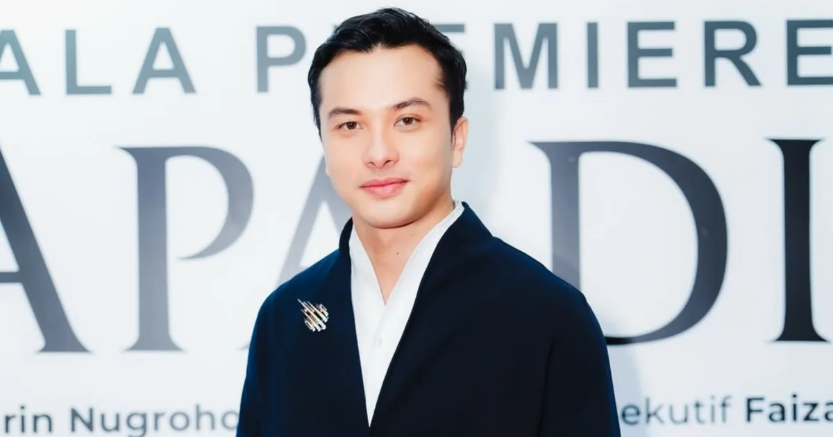Gaya Nicholas Saputra Gunakan Bros Rp165 Juta di Gala Premiere ‘Siapa Dia’