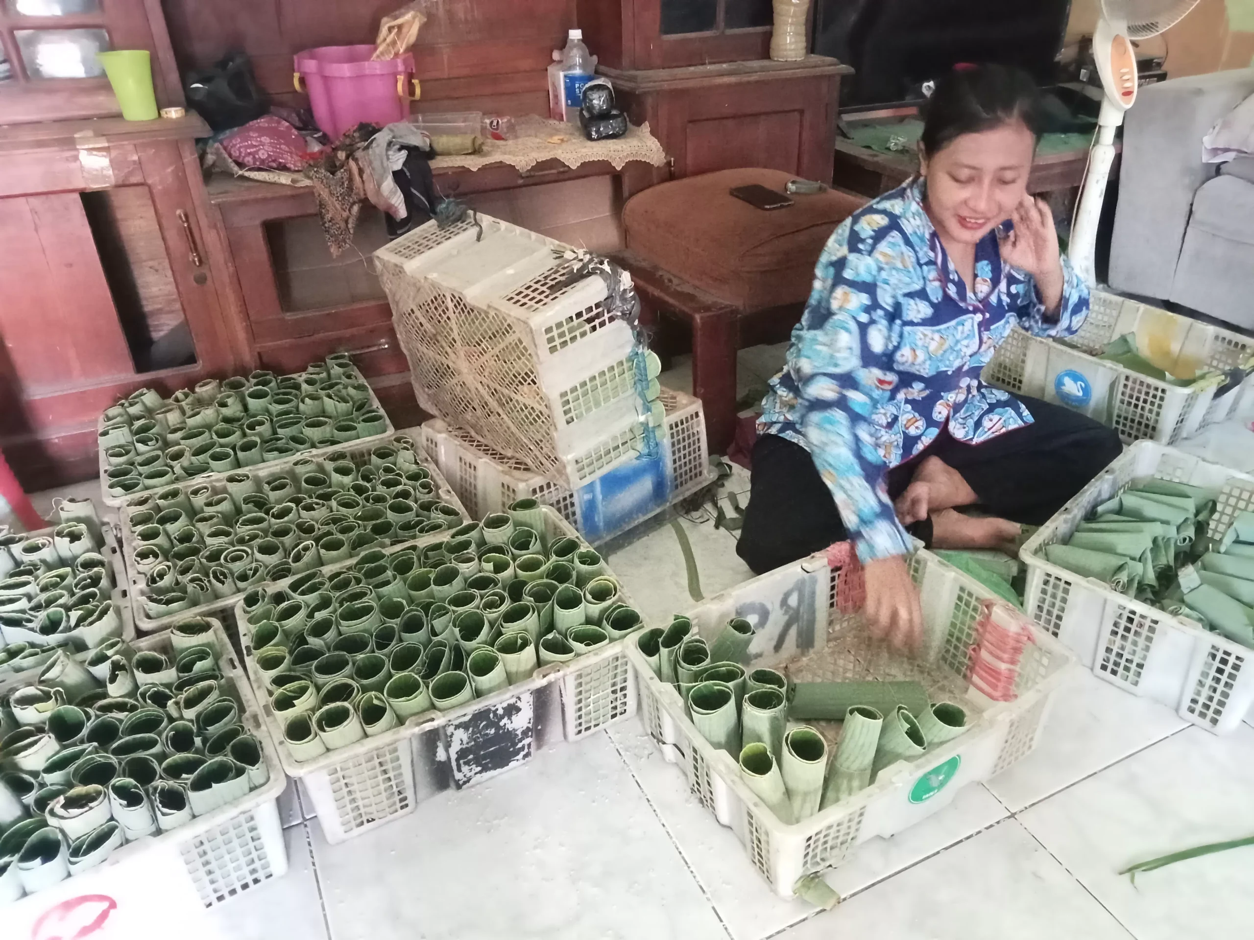 Menjelajah ’Pabrik’ Lontong Rumahan di Surabaya