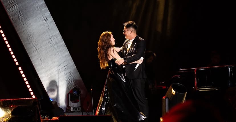 Ayu Ting Ting Dicium Boy William di Konser Tunggalnya