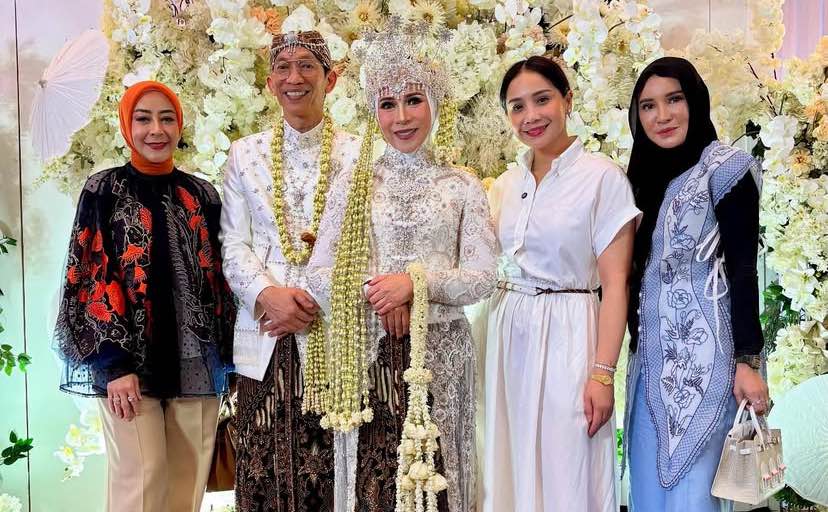 Rayakan 30 Tahun Pernikahan, Melly Goeslaw Kembali Naik Pelaminan