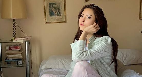 Pofil Ayu Aulia, Selebgram yang Kembali Masuk Islam