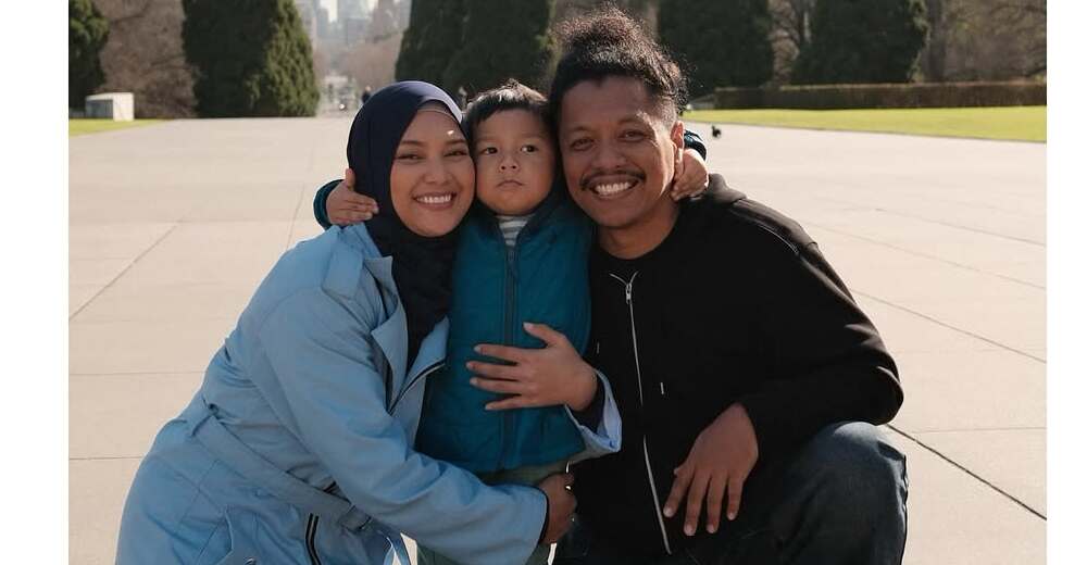 Curi Perhatian, Indah Permatasari Tampil Berhijab di Australia