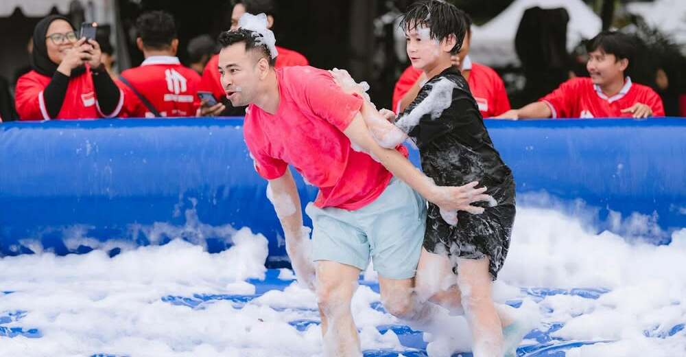 Sampai Cedera, Raffi Ahmad Lawan Rafathar Main Sepak Bola Busa