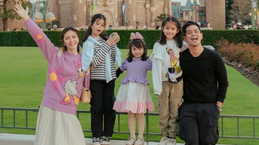 Surya Insomnia Bangga dan Terharu, Dua Putrinya Juara Lomba Ice Skating