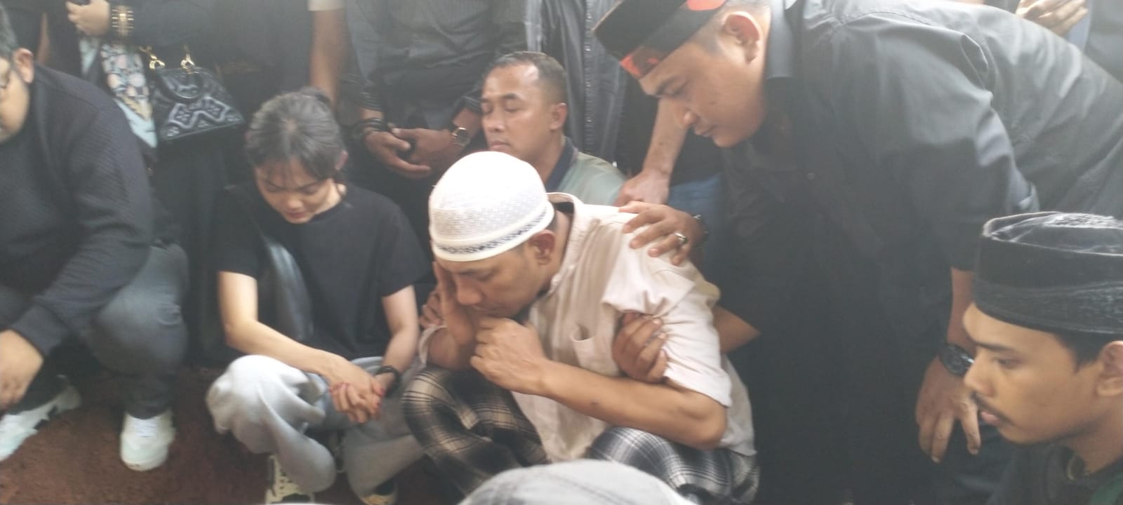 Tangis Suami Pecah saat Jenazah Mpok Alpa Dimakamkan