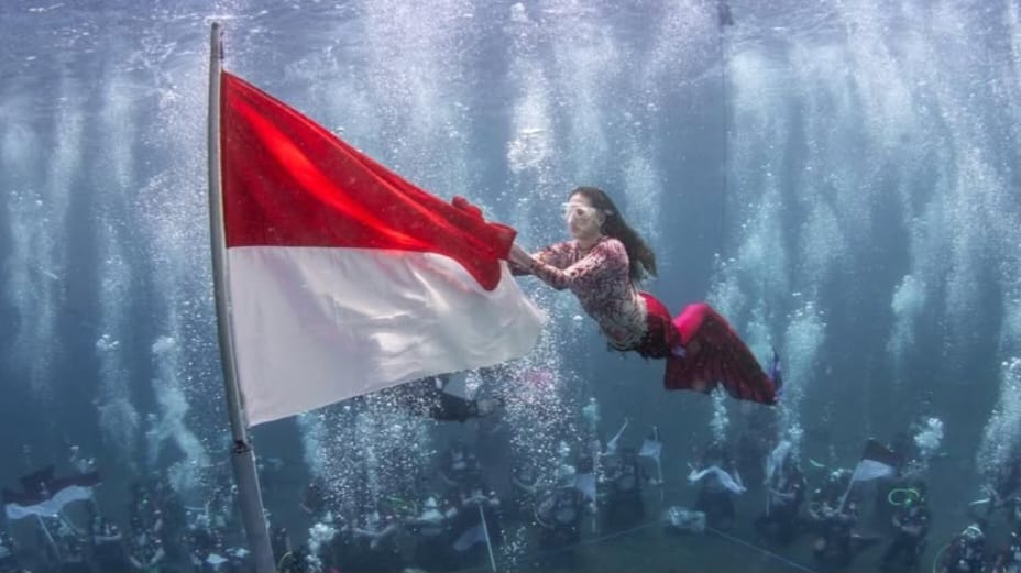 HUT ke-80 RI, Sherly Tjoanda Kibarkan Bendera di Bawah Laut