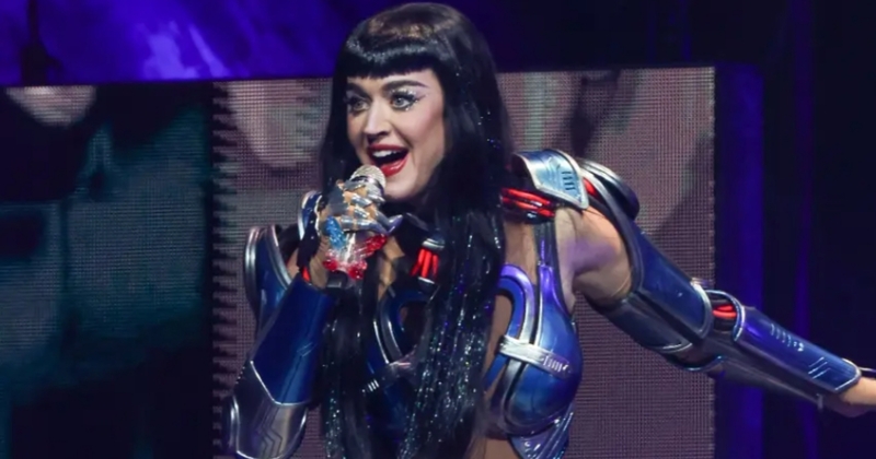 Katy Perry Tuai Pujian Usai Sigap Bantu Penggemar yang Pingsan