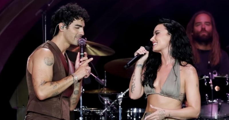 Demi Lovato Nyanyi Bareng Mantan di Konser Jonas Brothers