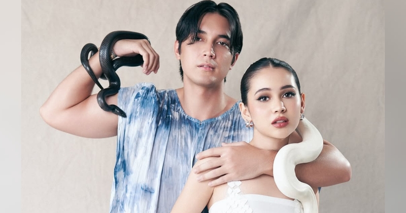Sandrinna Michelle dan Junior Roberts Foto Bareng Ular
