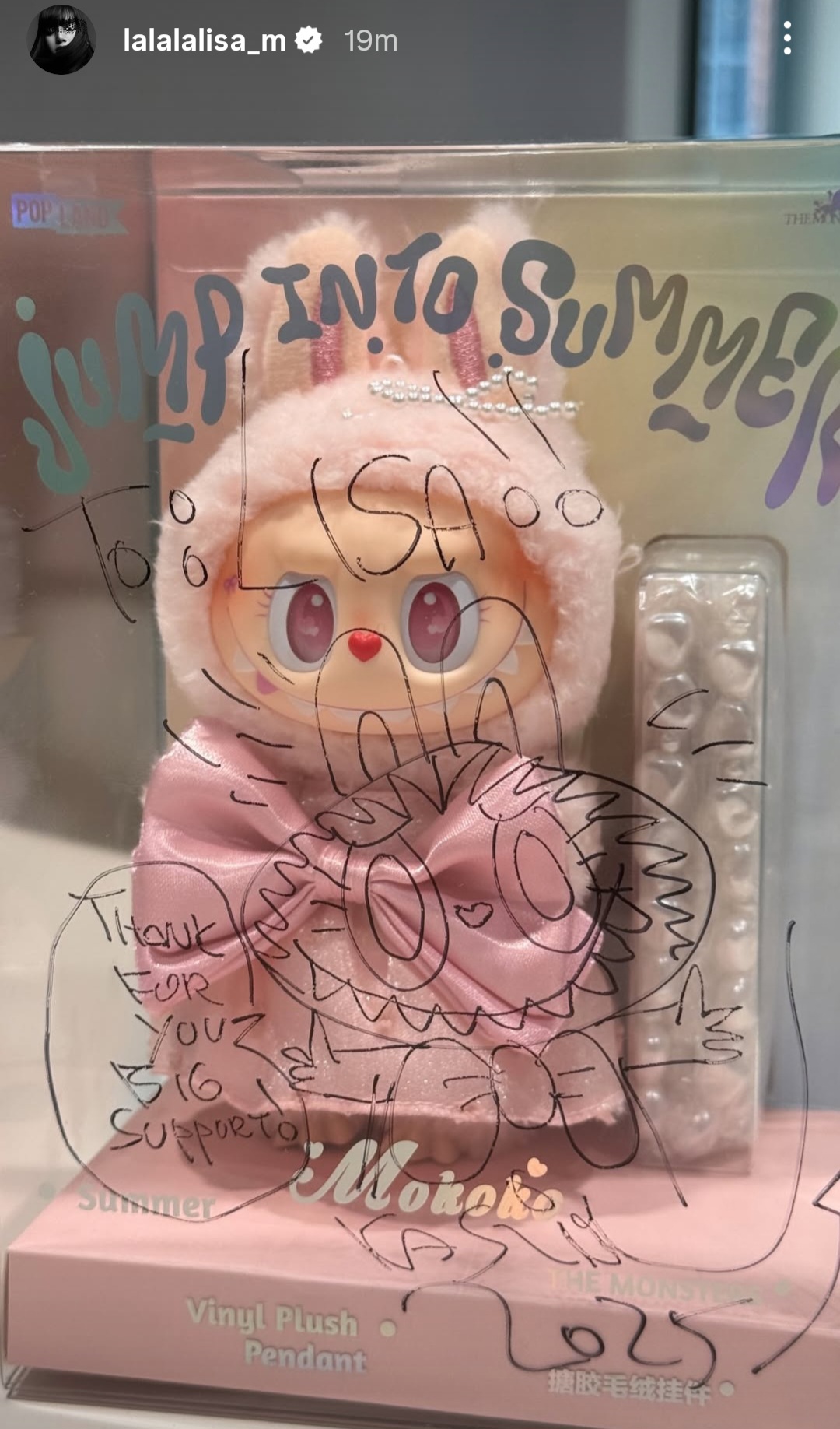 Boneka dari Kasing untuk Lisa. Foto: Dok. Instagram @lalalalisa_m