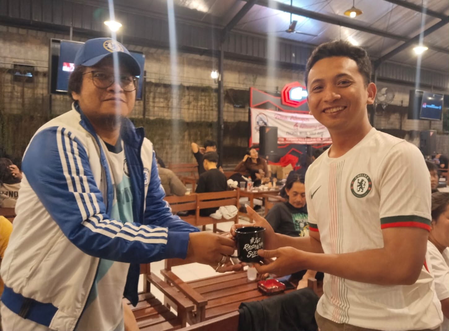 Penyerahan doorprize kepada peserta nobar di Kopinan 24.
