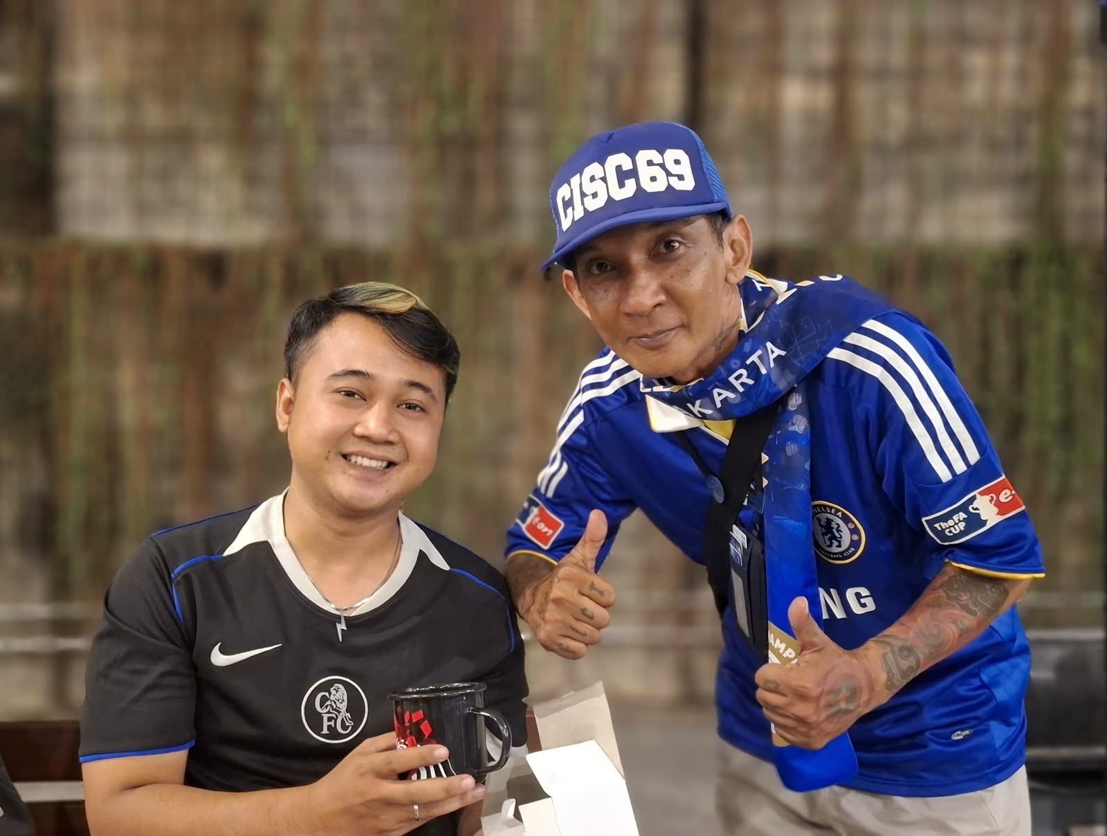 Peserta dengan cap CISC69 dan syal Chelsea berfoto bersama usai pembagian doorprize.