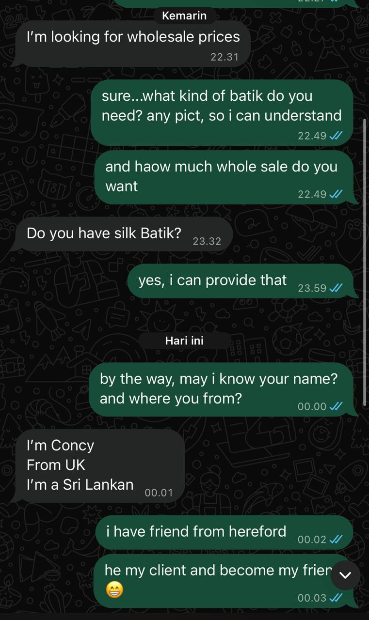 Bukti percakapan dari klien di United Kingdom yang menanyakan harga grosir dan ketersediaan batik sutra