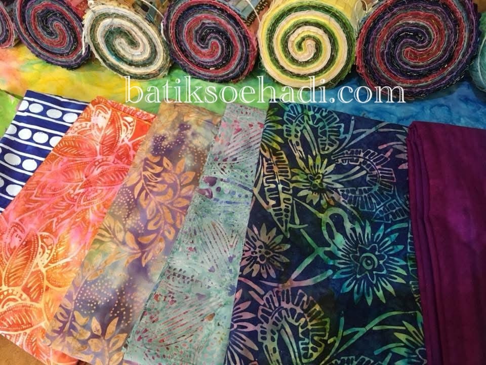 Proses batik cap di workshop Batik Soehadi