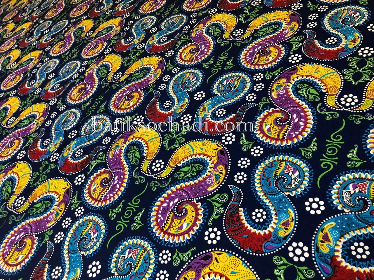 Proses handprinting dan digital printing di workshop Batik Soehadi