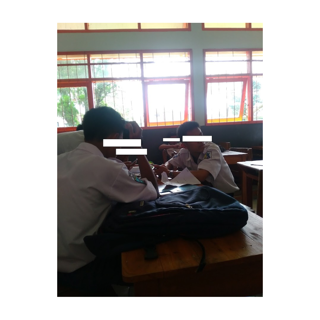 Celana Seragam