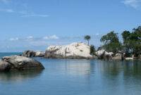 Bersantai di Atas Batu Granit Pantai Penyabong
