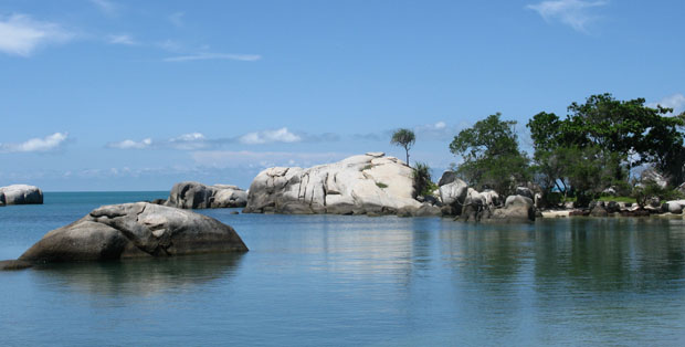 Bersantai di Atas Batu Granit Pantai Penyabong