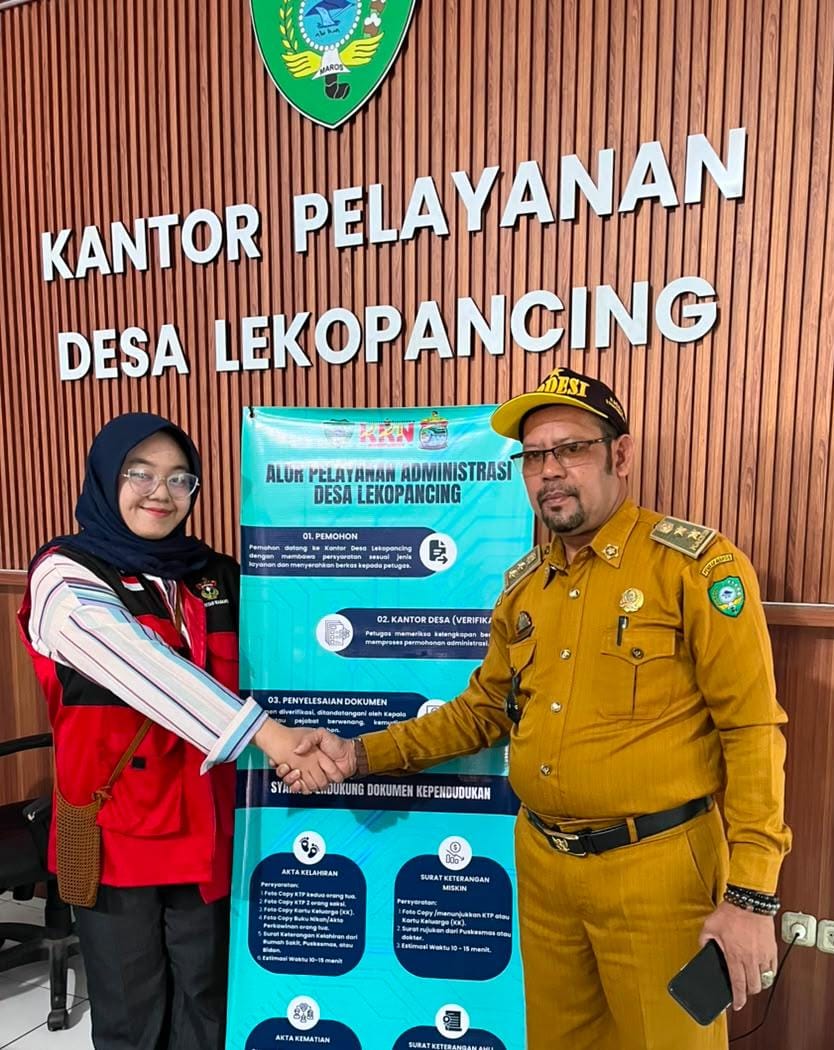 Permudah Akses Informasi Warga, Mahasiswa KKN- KIP Unhas Hadirkan Banner Layanan Administrasi di Desa Lekopancing