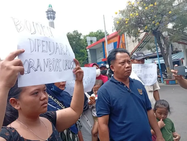 JERITAN DI DEPAN POSKO AMPB: “Bojoku Dipejara Ora Buk Urusi” Nasib Para Keluarga Korban Menggantung