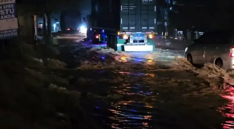 Hujan Deras, Sungai Widodaren Pati Meluap, Jalur Pantura Arah Rembang Terendam 30 Cm