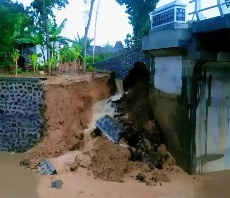 Bupati Sudewo Geram, Pondasi Jembatan Dukuh Kudur Pati Ambrol Sebelum Diresmikan