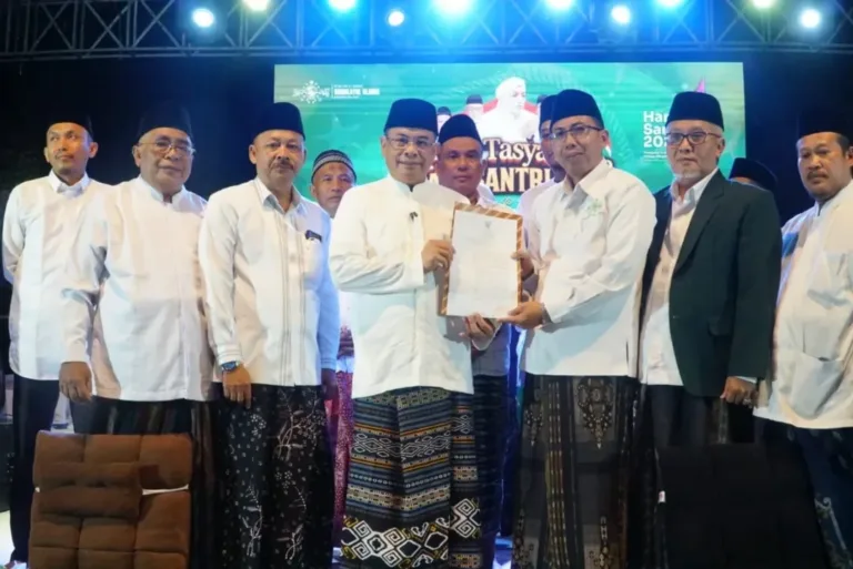Bupati Sudewo Umumkan Perbup Pesantren di Istighosah Hari Santri Nasional 2025