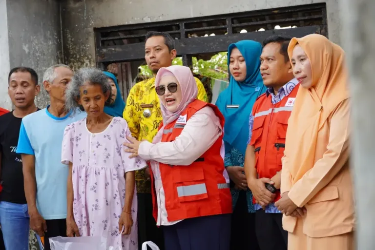 Aksi Kemanusiaan PMI Pati: Atik Sudewo Pastikan Bantuan Tiba di Tangan Korban Kebakaran Sukolilo