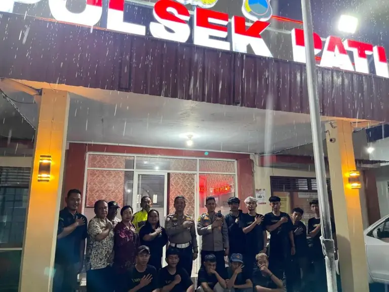 Mak Irra Dorong Komunitas Pecinta Balap Berbagi 100 Nasi Kotak, Berharap Pati Segera Kondusif