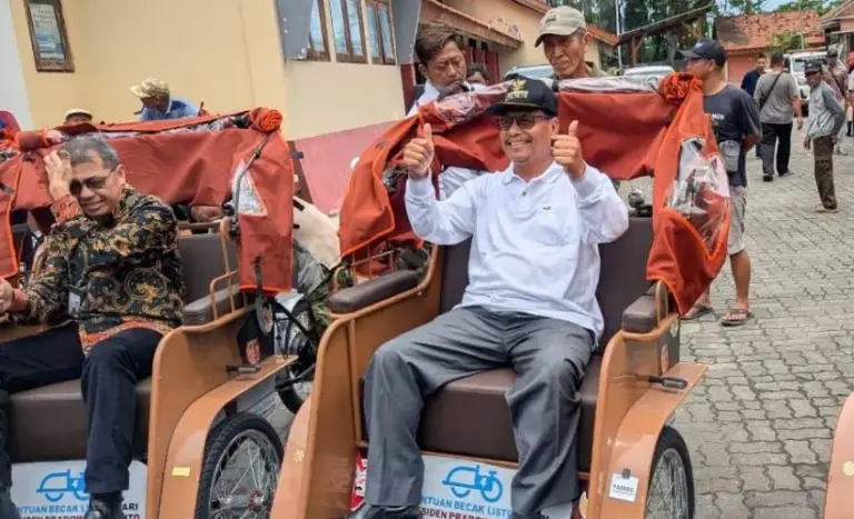 100 Becak Listrik dari Presiden Prabowo Disalurkan Kepada Pengayuh Becak Lansia di Rembang