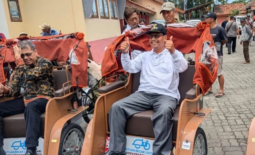 100 Becak Listrik dari Presiden Prabowo Disalurkan Kepada Pengayuh Becak Lansia di Rembang