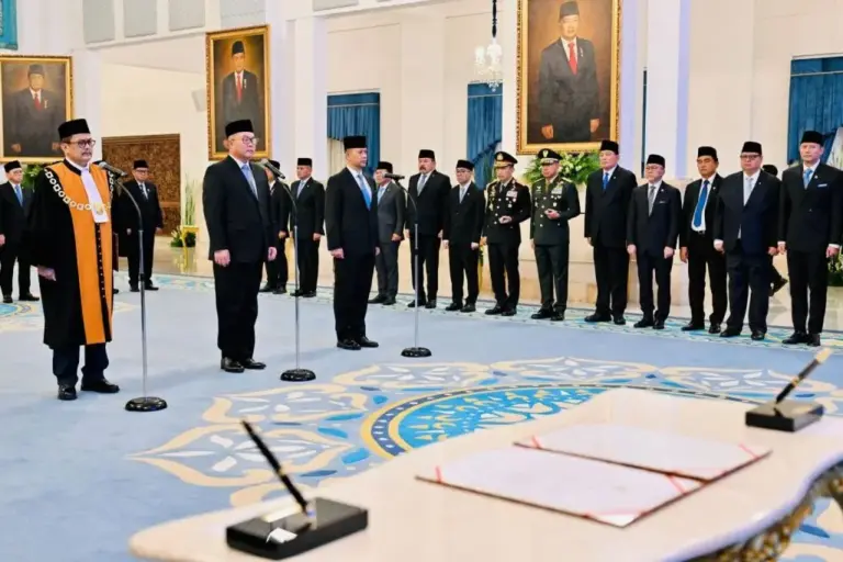 Prabowo Lantik Pimpinan BRIN dan Wakil Ketua MA Disaksikan Sjafrie
